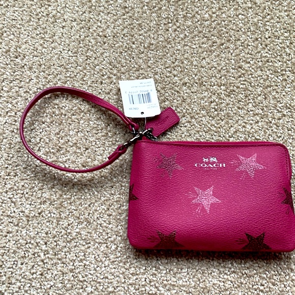 COACH STAR CANYON CORNER ZIP WRISTLET- CRANBERRY - Picture 2 of 6